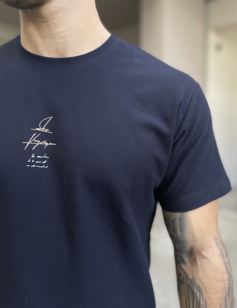 Ανδρική μπλε κοντομάνικη μπλούζα με ανάγλυφο ύφασμα και τύπωμα στο στήθος 252822 φωτογραφία